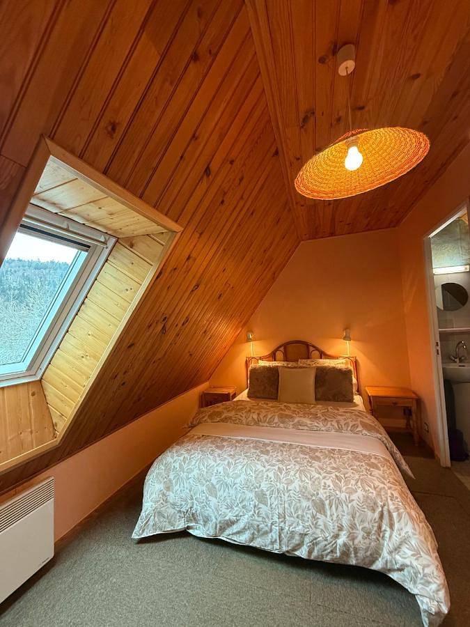 Maison de campagne pour 3 personnes, avec jacuzzi et terrasse ainsi que piscine et jardin