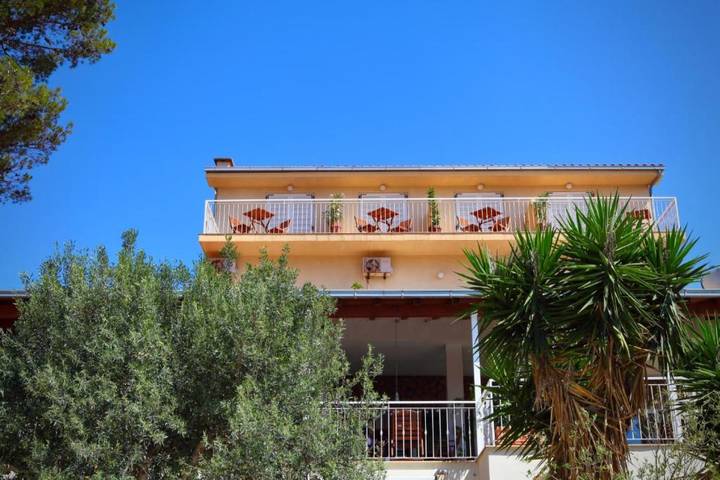 Ferienwohnung für 2 Personen, mit Meerblick und Terrasse sowie Garten und Ausblick in Zavala