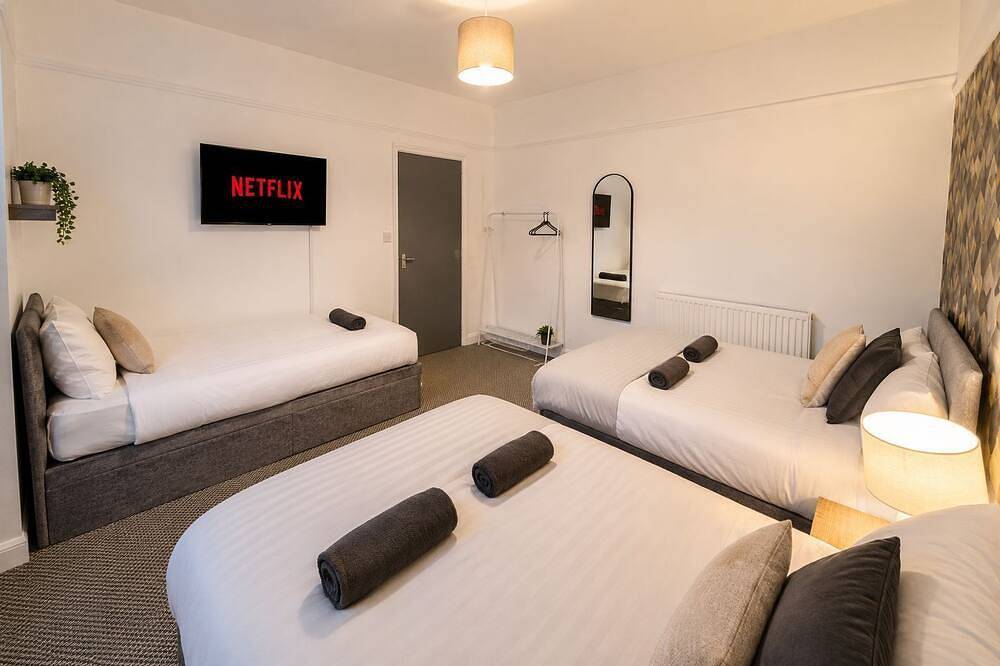 Entire apartment, Stay in this lovely home, perfect for large families & groups for a comfortable and convenient visit by Shm Stays Group. The space is bright, welcoming, and ideal for both short and longer stays. Close to local shops, transport links, and amenities. in Birmingham, Birmingham Area