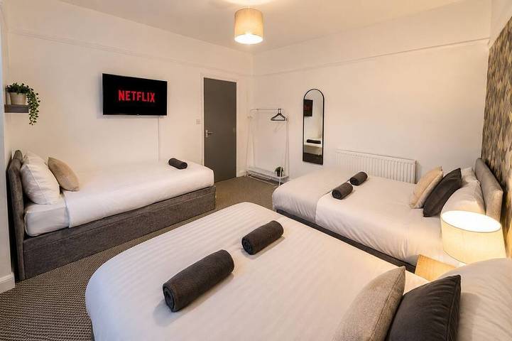 Entire apartment, Stay in this lovely home, perfect for large families & groups for a comfortable and convenient visit by Shm Stays Group. The space is bright, welcoming, and ideal for both short and longer stays. Close to local shops, transport links, and amenities. in Birmingham, Birmingham Area