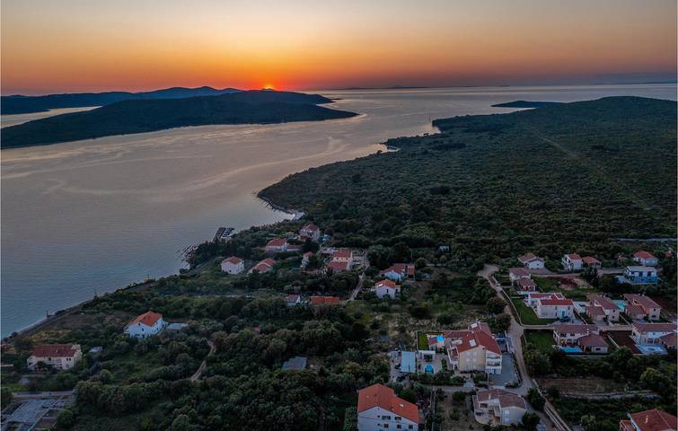 Encantador apartamento con vistas al mar, piscina y wifi, a 300 m de la playa de Lučica in lučica Skrača, Ugljan