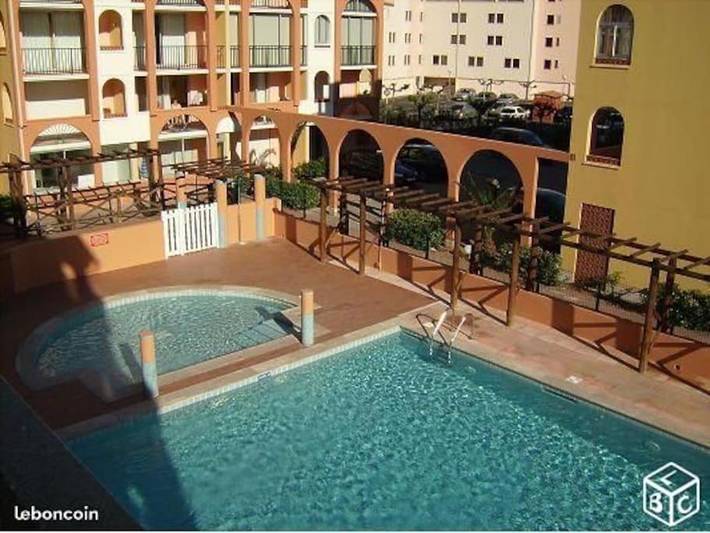 Appartement de vacances pour 4 personnes, avec Balcon et Bassin pour enfant ainsi que Piscine et Vue sur le lac