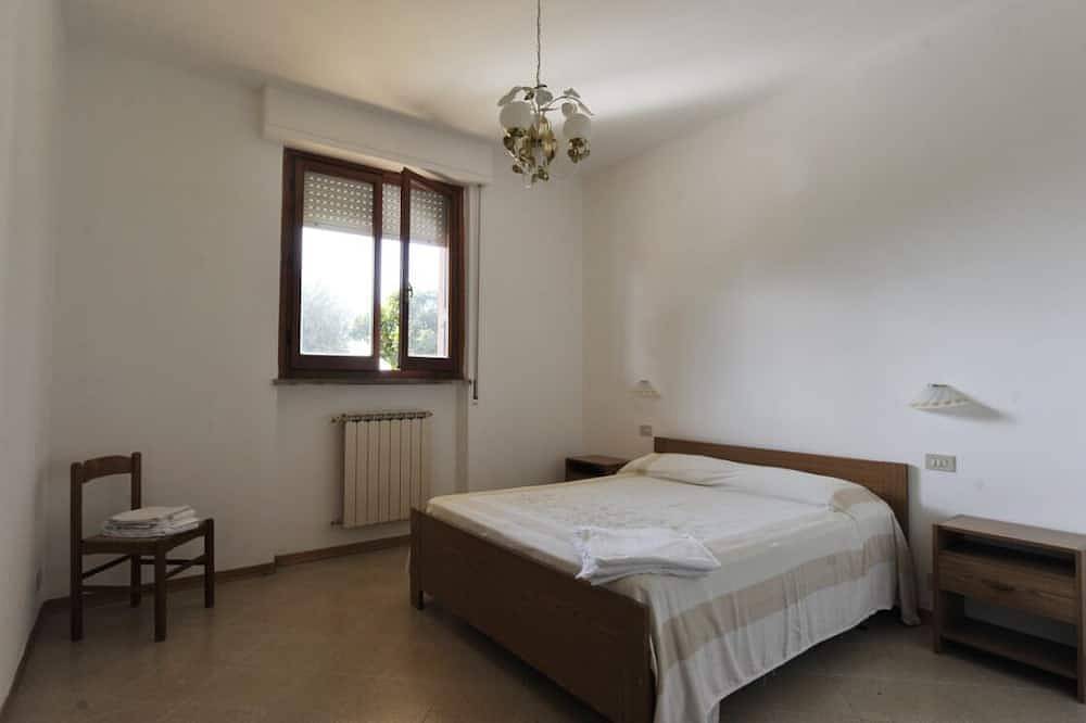 Entire apartment, Tommaso 4 - Two Bedroom Apartment, Sleeps 4 in Tuoro sul Trasimeno, Lake Trasimeno