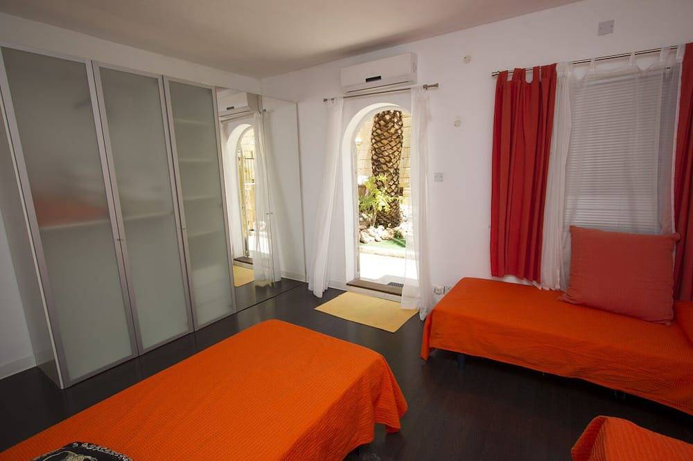 Geheel appartement, Nachtleven maar rustige omgeving, moderne grote woning, uitzicht op de baai, tuin, bbq, parking in Paceville, San Giljan