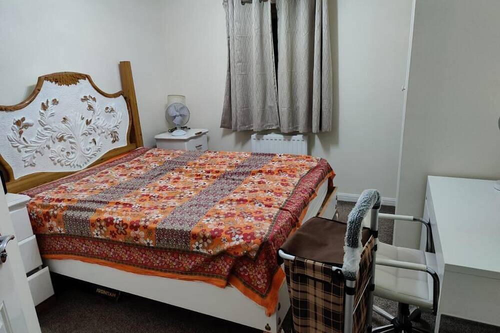 Entire apartment, 10 Min walk frm Swindon Train Station . 2 Bedroom apartment available in Swindon, North Wessex Downs