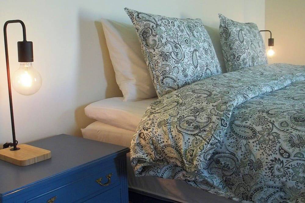 Faial Cottage, Azores - Cozy Local Stay with Private Patio in Cedros, Faial