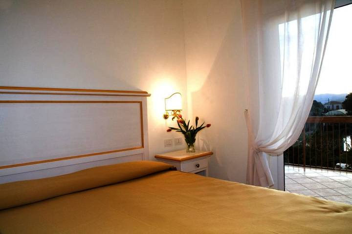 Location de vacances pour 7 personnes, avec vue ainsi que jardin et piscine, adapté aux familles à Torre Faro - 2