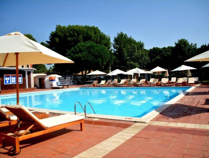 Hôtel pour 3 personnes, avec piscine ainsi que jardin et bassin pour enfant
