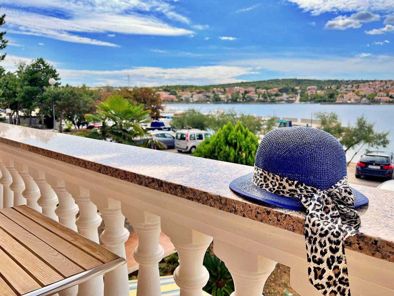 Ganze Wohnung, Apartment Villa Tiha - 10 m vom Strand entfernt, Meerblick, Balkon, direkt am Meer, privater Parkplatz in Silo (Krk), Krk