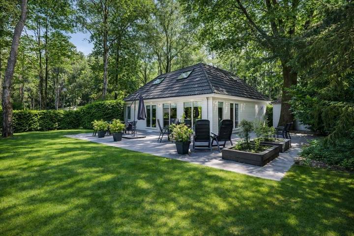 Ferienhaus für 8 Personen, mit Whirlpool und Terrasse sowie Garten und Pool