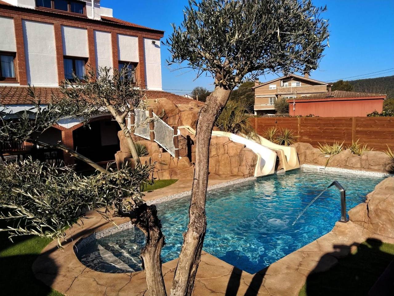 „Casa Reina“ – Villa mit großer Themen-Poollandschaft und Wasserrutschen in Castellnou de Bages, Pla de Bages DO