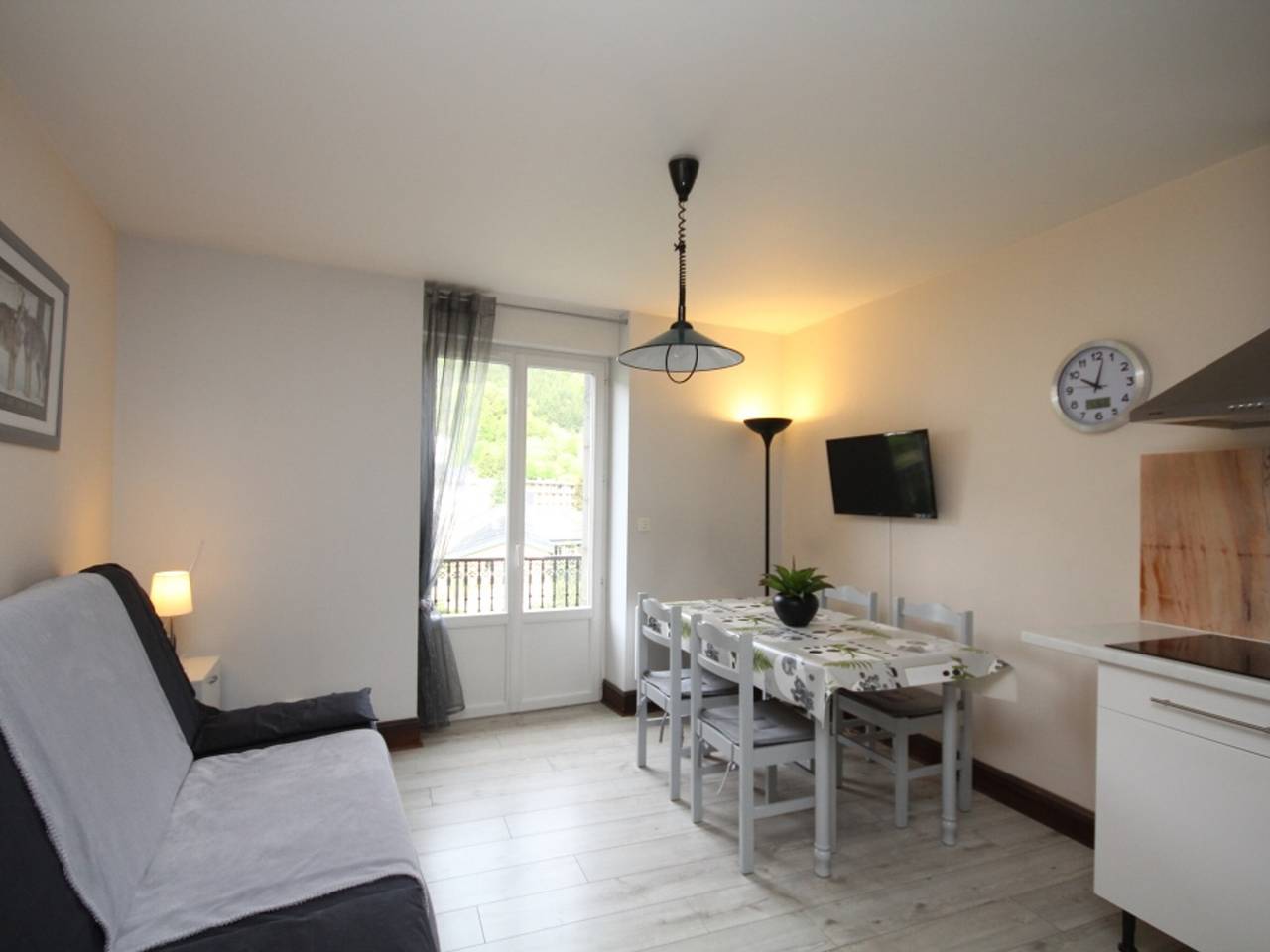 Entire apartment, Mont-Dore T2 with balcony and Wifi for 4 guests in Mont-Dore, Volcans d'Auvergne Regional Nature Park