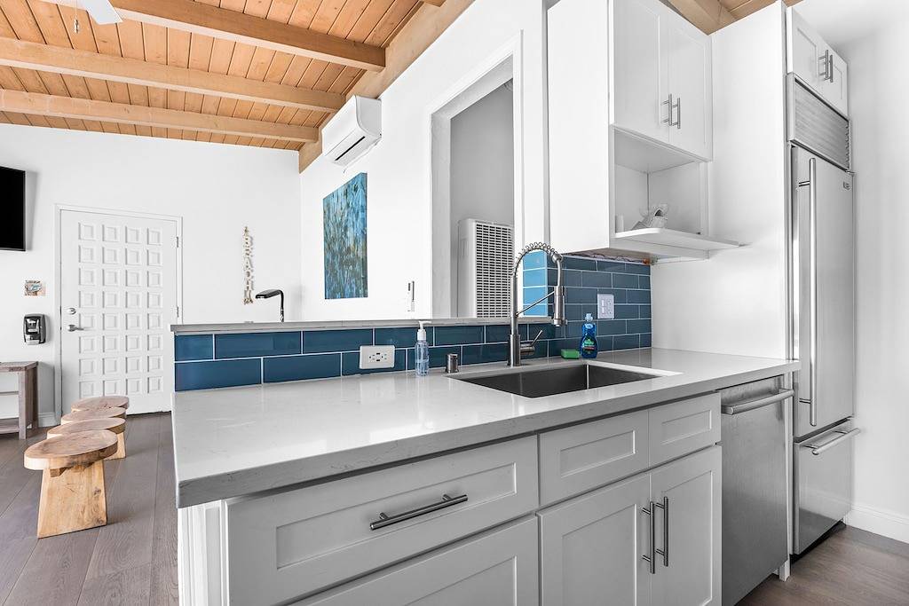 Ganze Wohnung, Modern Malibu Road Oceanfront Beach House with Ac Private Beach in Malibu, Los Angeles County