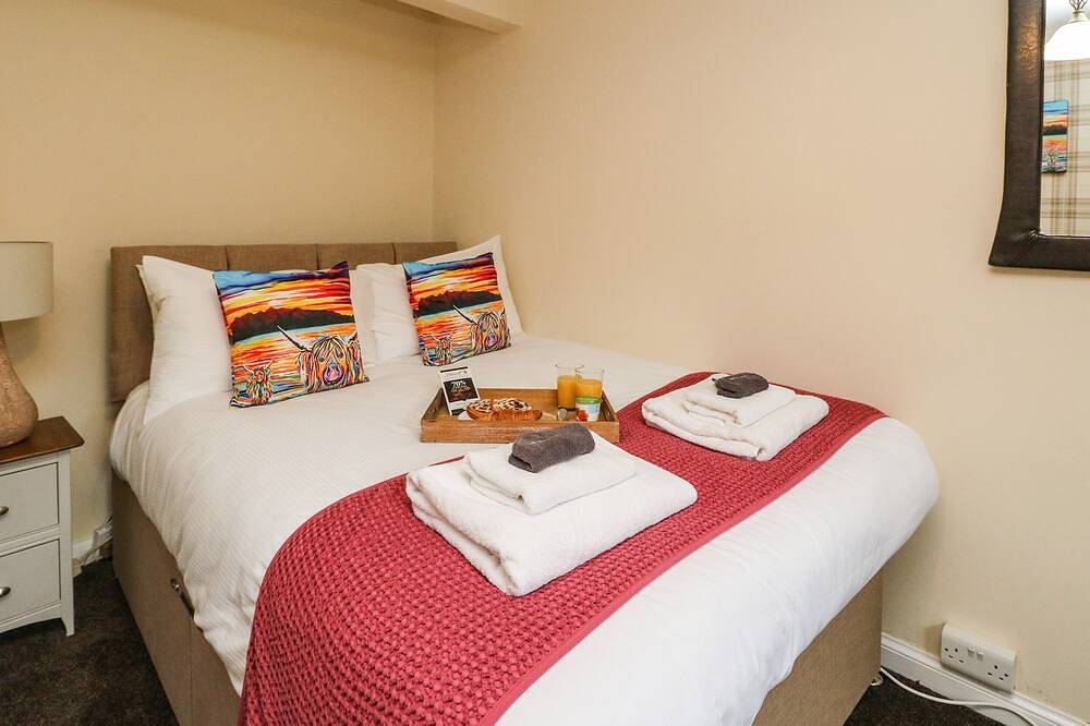 Argyle House, pet friendly, with hot tub in Rothesay, Isle Of Bute in Rothesay, Argyll & Bute