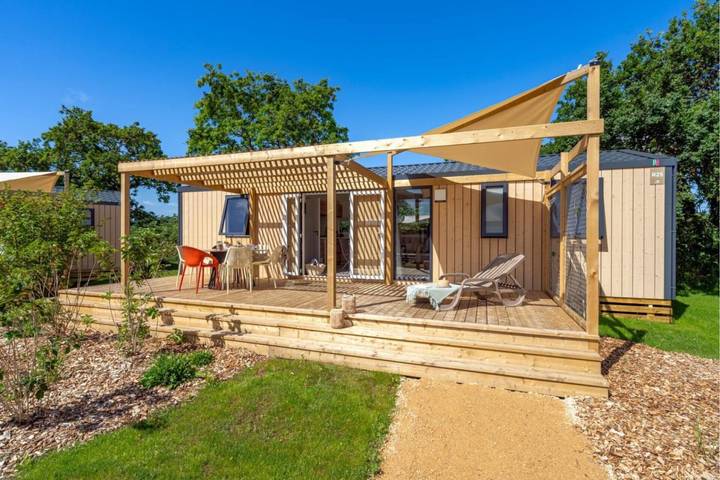 Camping pour 6 personnes, avec terrasse ainsi que jardin et piscine, animaux acceptés à Névez