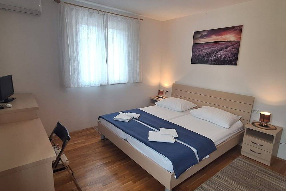 Villa Gudelj, 30m from the beach, air-conditioned, kayaks, bicycles, heated pool in Milna, Brac