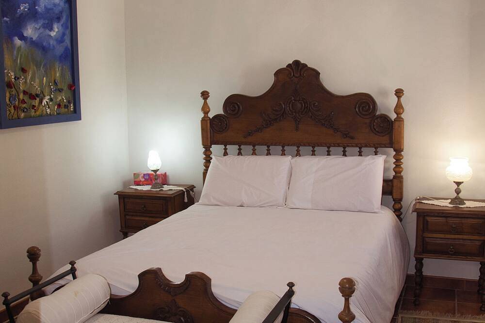 Peaceful Farmhouse Retreat Near Nazaré | 3Br Countryside Stay Minutes to Beach in Nazaré, Leiria District