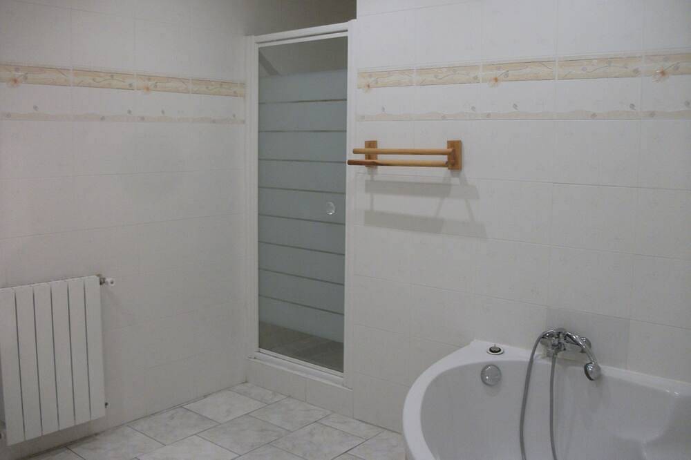 Country house 2 minutes from the lake of St Pée in a quiet area. in Souraïde, Region de Bayona