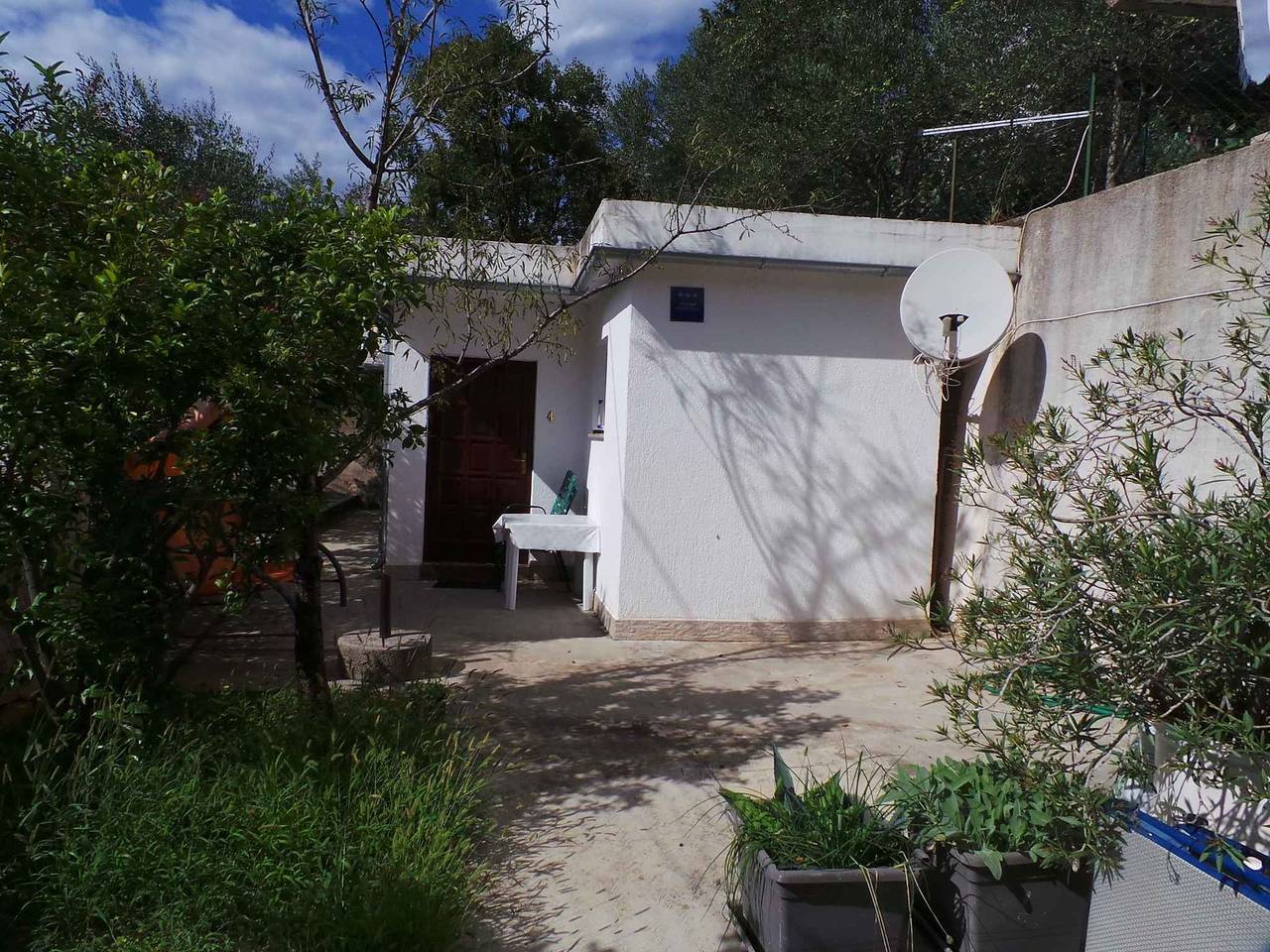 Ganzes Studio, Studio mit Garten, nur 30m vom Meer  in Omisalj, Krk