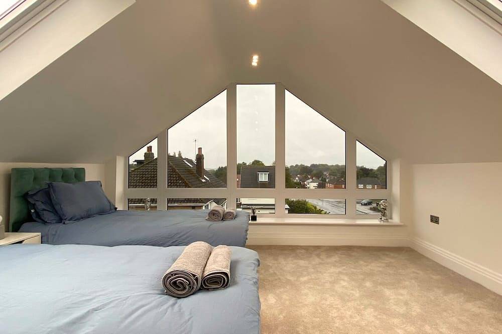 \"Tranquil 2-Bed Retreat: Office, Garden Oasis, & Fireplace Bliss!\" in Leeds, West Yorkshire