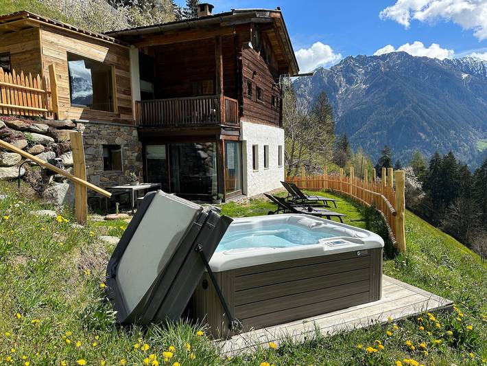 Chalet für 8 Personen, mit Balkon und Whirlpool sowie Garten und Sauna in Südtirol