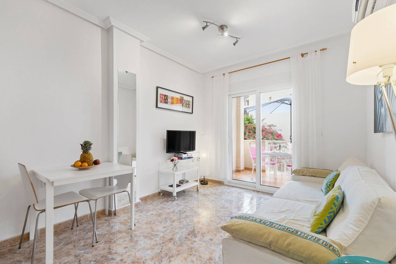 Geheel appartement, Frontline Vakantie Appartement Sofia aan het Strand met Zwembad, Terras & Wifi in Orihuela, Costa Blanca