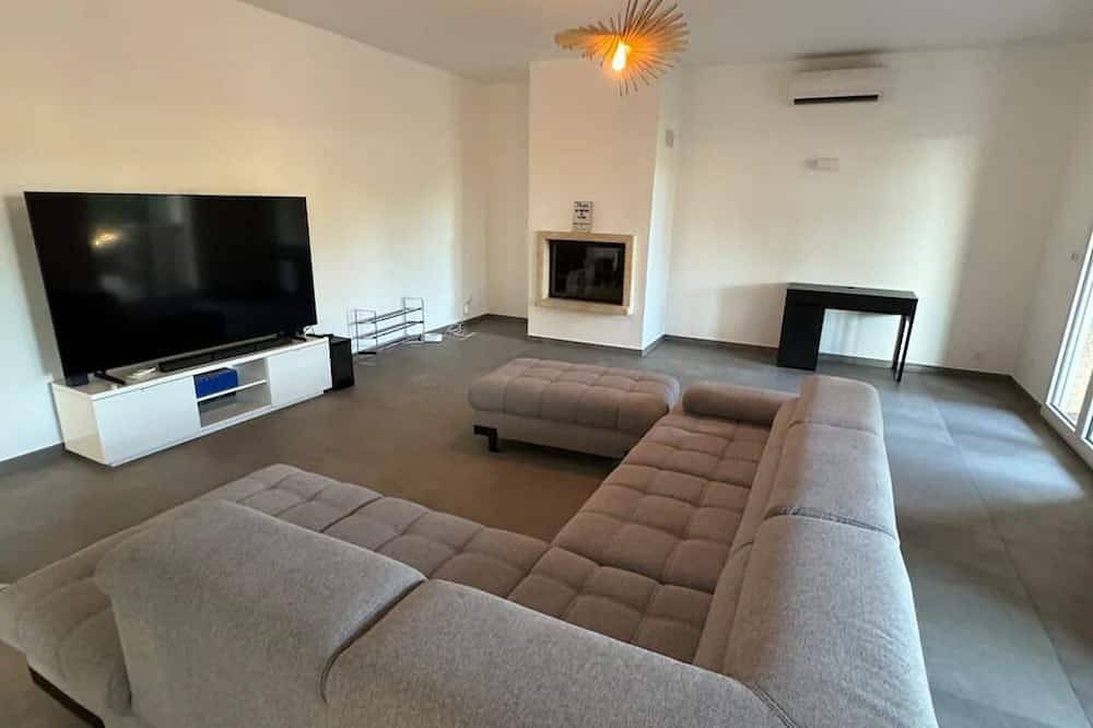 Family villa with pool, air-conditioning & independent studio. in Valergues, Côte d'Améthyste
