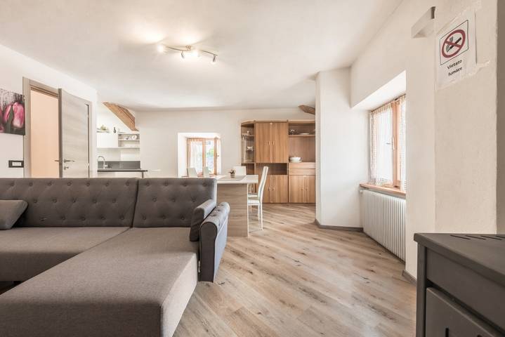 Entire apartment, Apartment "Glolo 2" in the South of the Beautiful Lago di Molveno in San Lorenzo in Banale, Dorsino