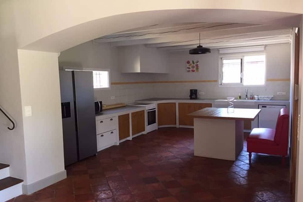 Quiet, non-isolated pool villa in Pujaut, Nimes region