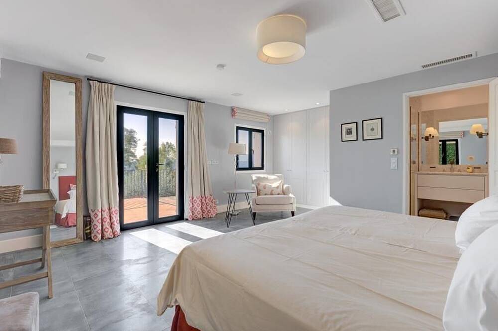 Near Valbonne, modern villa. One - or two family but with separate accommodation in Mouans-Sartoux, Côte méditerranéenne (France)