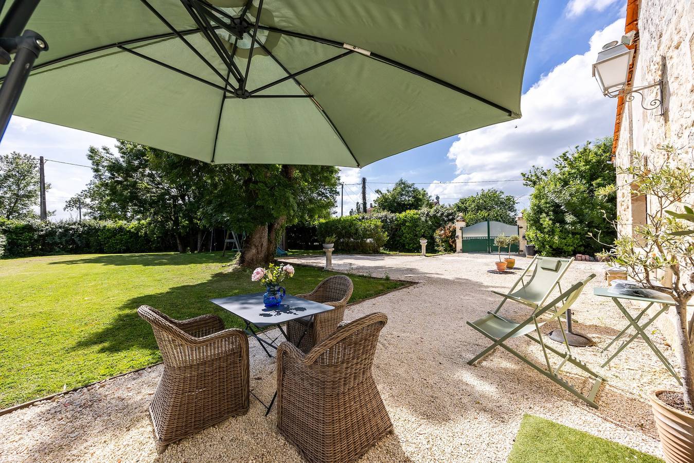 Appartement entier, Appartement 'Bord-Eau, terrasse et jardin' avec terrasse privée, jardin commun et Wi-Fi in Saint-André-de-Cubzac, Région de Blaye