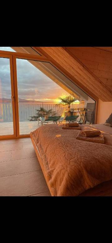 Gîte pour 2 personnes, avec vue ainsi que vue sur le lac et terrasse, animaux acceptés dans Grandvaux