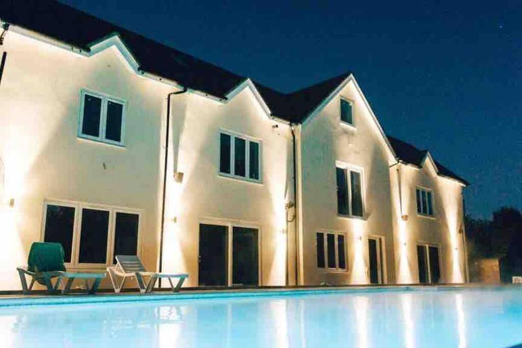 Luxury house with pool and hot tub - sleeps 16 in Bedford