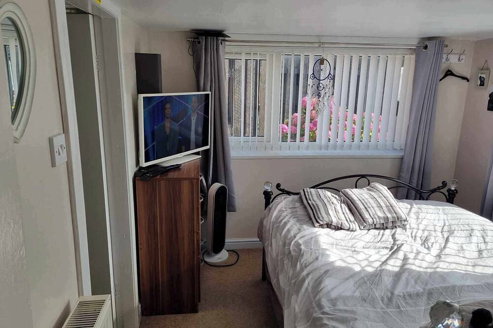 Entire apartment, Ann's Garden Flat, Llandudno and Conwy. Quiet Residential Area, Self Contained in Deganwy, Conwy region