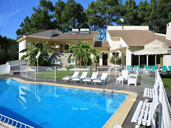 Villa para 14 pessoas, com jardim e piscina e ainda varanda em Aroeira