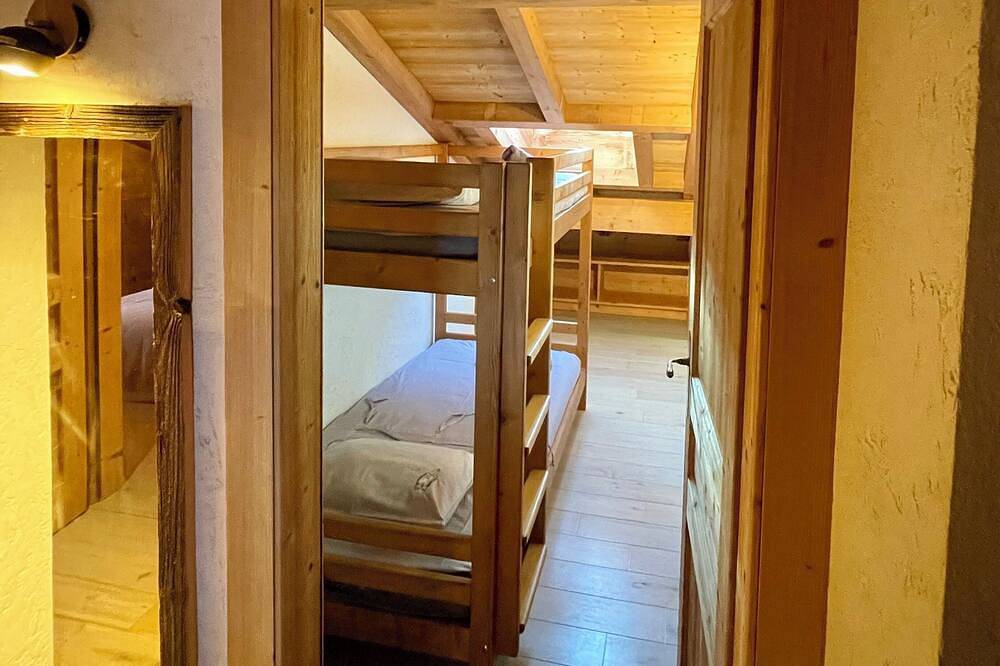 Guest Chalet with Hot Tub, Sauna & Private Cinema – 3 Minutes from Châtel in La Chapelle-d'Abondance, Les Portes du Soleil