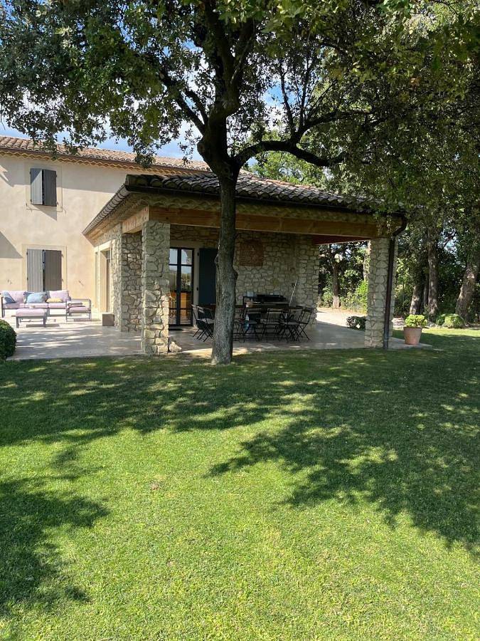 Location de vacances pour 8 personnes, avec jardin et piscine ainsi que terrasse et vue à Gigondas - 2