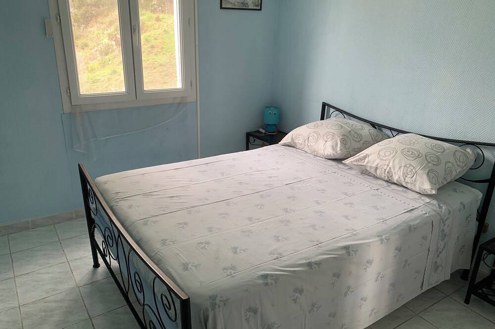 Appartement entier, Appart. avec piscine  - ( 4 personnes durant le séjour + 1 enfant de - 6 ans) in Roquefort-la-Bédoule, Région de Marseille