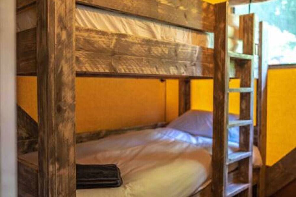 Lower Coombe Royal- Cedar Lodge with Hot Tub in Churchstow, South Devon