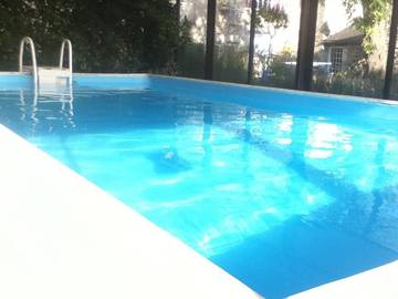 Gîte pour 6 personnes, avec terrasse et piscine ainsi que jardin et vue sur le lac à Peyrignac