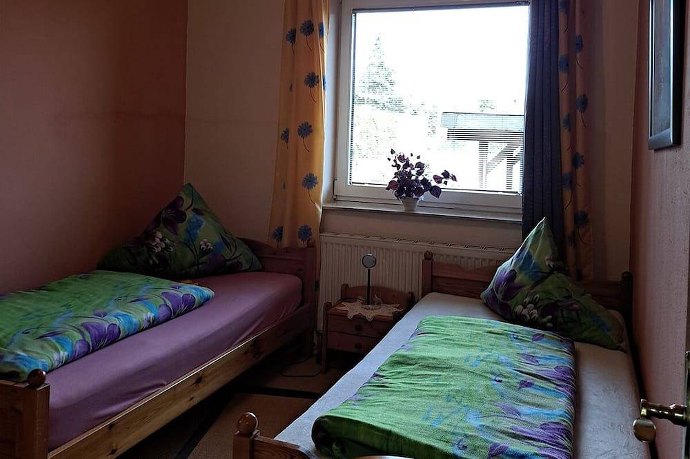 Ganze Wohnung, Ferienwohnung bis 8 Personen, 140 qm, 2 Wcs, direkt am Naturschutzgebiet L.Heide in Behringen, Bispingen