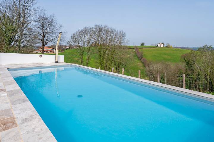 Bed and Breakfast 'Maison Perbos 1556 - Itsasoa' with Mountain View, Wi-Fi and Air Conditioning in La Bastide-Clairence, Bayonne region