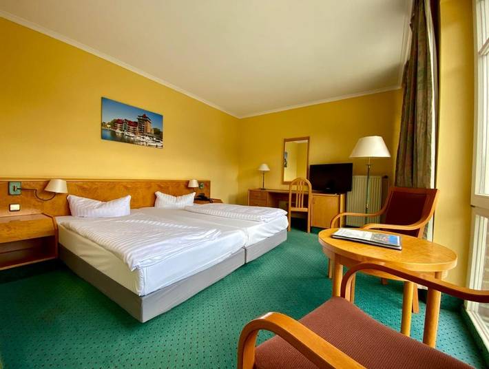 Hotel, mit Whirlpool und Terrasse sowie Garten und Sauna in Neustrelitz - 2