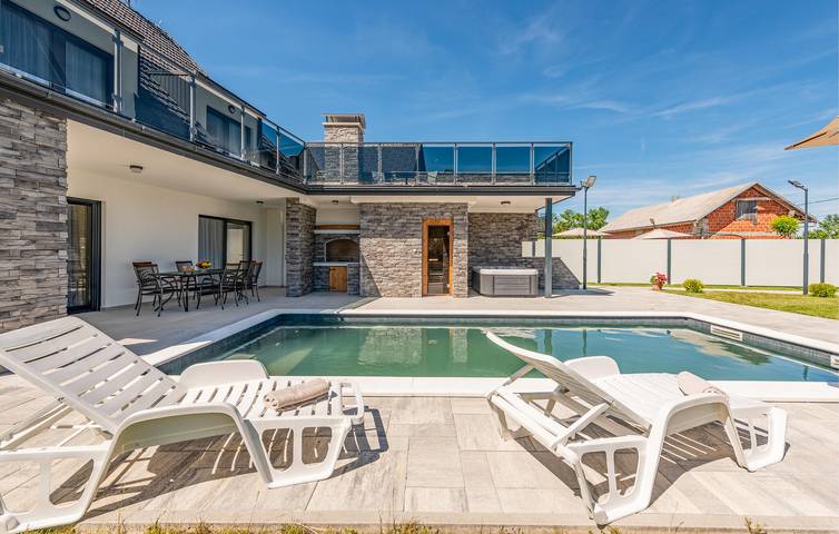 Geräumige 145 m² große Wohnung mit Pool, Terrasse und 2 km Entfernung zum Fluss Bogdanica in Gospitsch, Lika-Senj