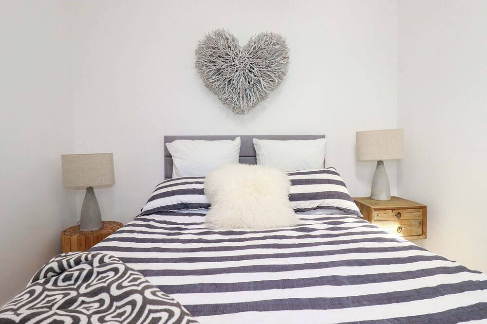 Sea Blue, pet friendly, country holiday cottage in Holywell Bay in Holywell Bay, Cornwall