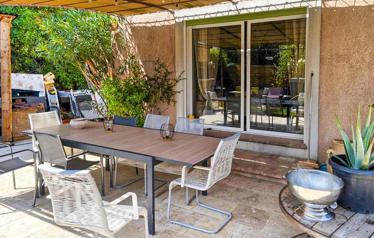 Acogedor apartamento de 1 dormitorio con piscina y terraza en Saint-Savournin in Cadolive, Costa mediterránea (Francia)