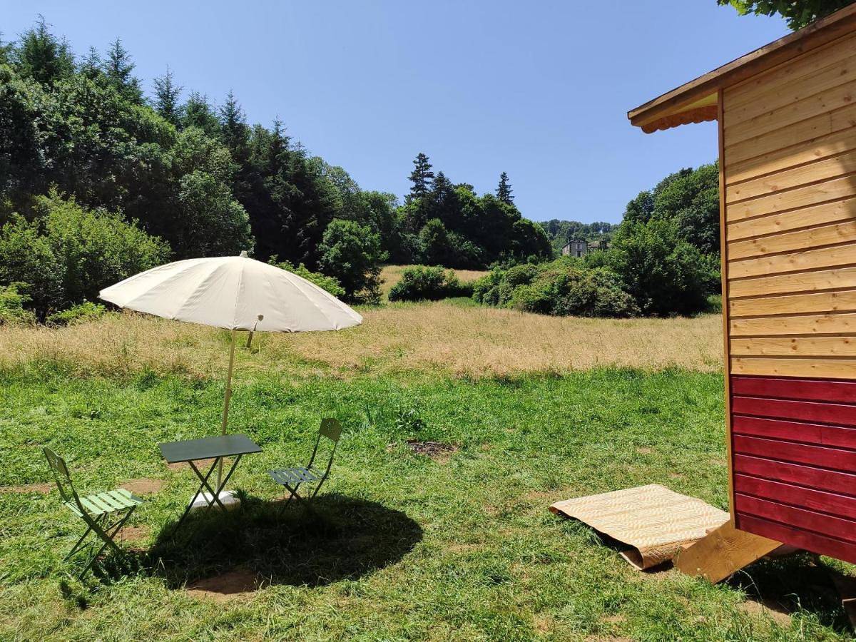 Roulotte au pied des volcans, cuisine et sdb de plein air in Orcines, Parc naturel régional des Volcans d'Auvergne