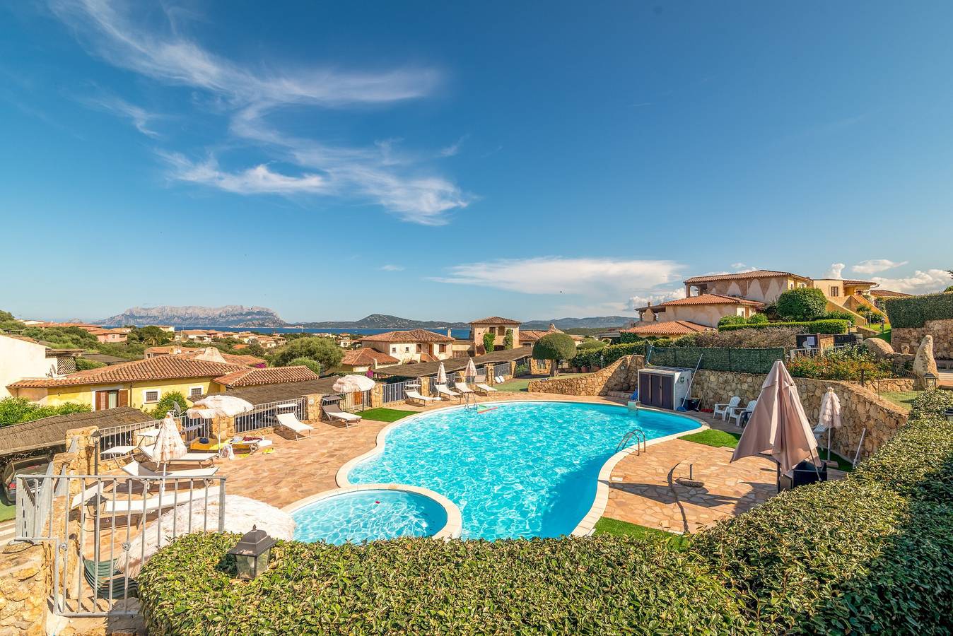 Apartamento entero, Apartamento 'Belvedere 18 - 3 Piscina compartida' con vistas al mar y terraza privada in Moriscu, Pittulongu