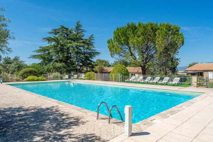 Gîte pour 4 personnes, avec terrasse ainsi que piscine et jardin, adapté aux familles à La Roque-sur-Pernes - 2