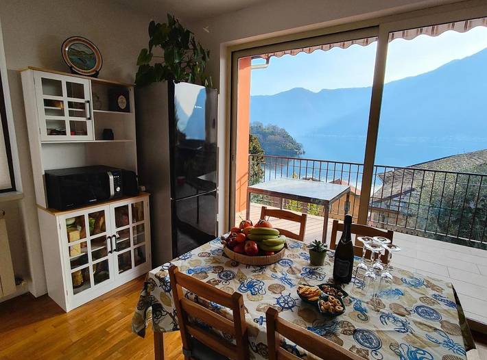 Ferienhaus für 4 Personen, mit Balkon und Terrasse sowie Garten und Seeblick